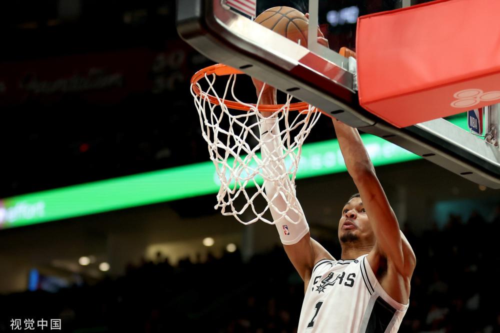 裁判解释布伦森疑似回场：由于惯性其接球瞬间尚未明确有效站位 传球属于合规